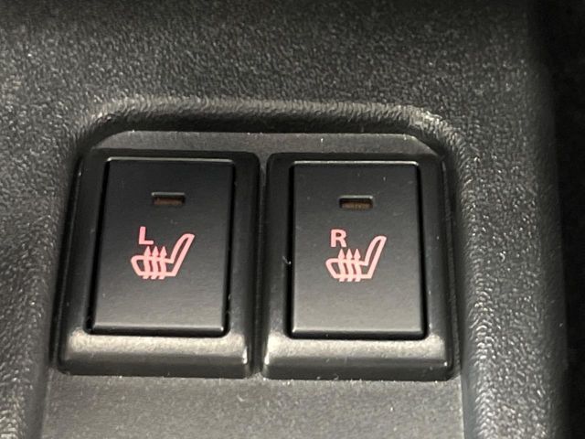 【シートヒーター】運転席/助手席共にシートヒーターを装備。季節を問わず快適にドライブできます。