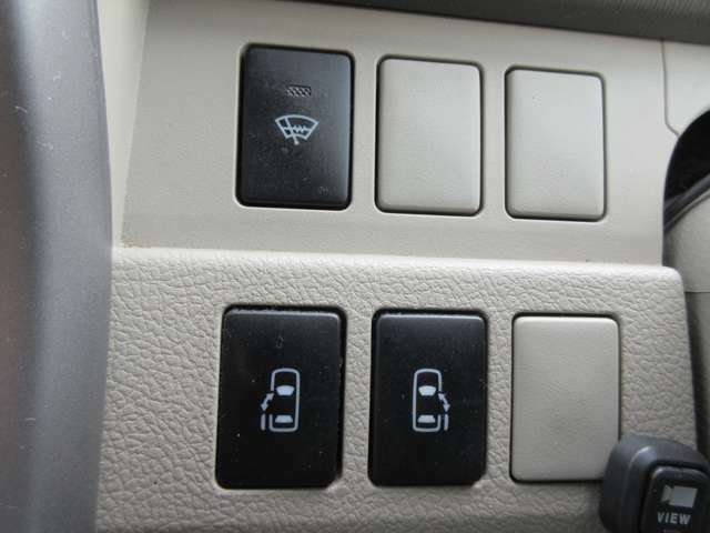 車内から電動スライドドアの操作が可能で、乗り降りが便利ですよ！