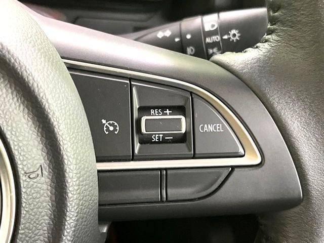 【クルーズコントロール】高速道路もラクラク走行。アクセルを離しても一定速度で走行ができ、長距離運転時の負担を軽減！加速・減速も簡単なスイッチ操作で調整できます。