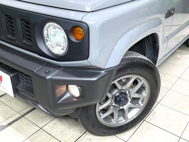 【LEDヘッドライト】悪天候や夜間走行時も良好な視界を確保し安心して運転できる高輝度LEDヘッドライトを装備！点灯速度が早く、消費電力も抑えられています。