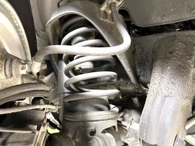 お車を安心してお乗りいただく為には、足回りの定期点検が欠かせません。サービスサポート（有償保証）では無料点検もご提供しており、安心のカーライフをお過ごしいただけるサポート体制が整っています。