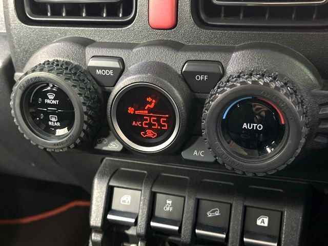 【オートエアコン】一度お好みの温度に設定すれば、車内の温度を検知し風量や温度を自動で調整。暑い…寒い…と何度もスイッチ操作をする必要はありません。快適な車内空間には必須の機能ですね♪