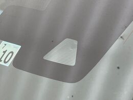 【i-ACTIVESENSE】走行中に前方の車両等を認識し、衝突しそうな時は警報とブレーキで衝突回避と被害軽減をアシスト。より安全にドライブをお楽しみいただけます。