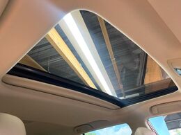【サンルーフ】ボタンひとつで開閉可能！開放感たっぷりのサンルーフが装着されています！車内に明かりを取り入れたり景色を楽しむ以外にも、よどみがちな車内の空気も簡単に換気できて快適です！