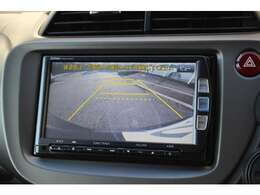 もちろんリアカメラも装備。安心、安全のために駐車時などの後方死角を減らします。また切り替えボタンを操作するとで、ノーマルビュー・ワイドビュー・トップダウンビューの切り替えが可能です！