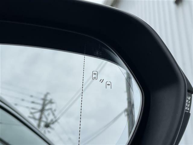 【後側方車両検知警報システム（BSW/LCA）】＆【後退時車両検知警報システム（RCTA）】斜め後方や隣レーン後方の接近車両を検知するとお知らせします！車線変更の際の安全確認役立ちます。