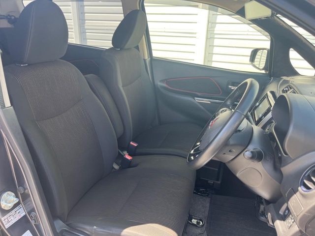 運転席シート廻りは使用感も少なく、良好な状態となっています。丁寧に使われていたことがよくわかりますね。