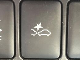 【三菱e-Assist】走行中に前方の車両等を認識し、衝突しそうな時は警報とブレーキで衝突回避と被害軽減をアシスト。より安全にドライブをお楽しみいただけます。