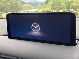 【10.25インチマツダコネクト】車内の雰囲気にマッチした大型ディスプレイ。スマホ接続でのナビ使用やBluetooth再生等、様々な機能が楽しめます。直感的なダイヤル操作が可能で、使い勝手も良好です。