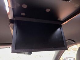 【フリップダウンモニター】大画面モニターで後席でもエンタメをお楽しみいただけます。小さなお子様にも大人気の装備です♪
