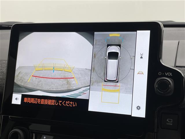 【パノラミックビューモニター】クルマを真上から見下ろした視点で駐車をサポートします！クルマの斜め後ろや真横など、いち早く障害物に気が付くことができます。