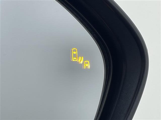 【BSM（ブラインドスポットモニター）】隣車線上の側方および後方から接近する車両を検知すると、検知した側のドアミラーが点灯。その状態でウインカーを出すと、インジケーターの点滅と警報音で警告します。