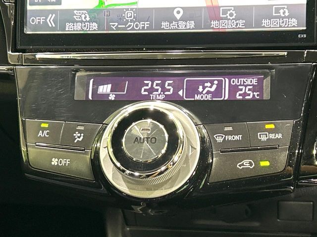 【オートエアコン】一度お好みの温度に設定すれば、車内の温度を検知し風量や温度を自動で調整。暑い…寒い…と何度もスイッチ操作をする必要はありません。快適な車内空間には必須の機能ですね♪