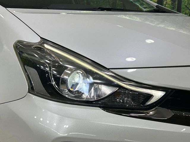 【LEDヘッドライト】悪天候や夜間走行時も良好な視界を確保し安心して運転できる高輝度LEDヘッドライトを装備！点灯速度が早く、消費電力も抑えられています。