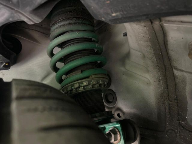 お車を安心してお乗りいただく為には、足回りの定期点検が欠かせません。サービスサポート（有償保証）では無料点検もご提供しており、安心のカーライフをお過ごしいただけるサポート体制が整っています。