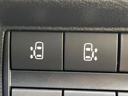 【ハンズフリー機能付き両側パワースライドドア】スライドドアの下に足先を入れてすぐ引くと、自動的にスライドドアが開閉します！荷物で両手がふさがった状態でも、ドアの開閉ができてとっても便利！