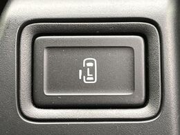 【パワースライドドア】スマートキーや運転席のスイッチでスライドドアの開閉が可能♪電動だから力を入れてドアを開ける必要が無く、小さいお子様でも、重い荷物を持っている時もラクに開け閉めできます♪