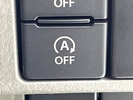 【アイドリングストップ】赤信号や渋滞で停車した際にエンジンを停止し、無駄な燃料の消費を抑えます。燃費向上や環境保護につなげる機能♪エンジンはブレーキを離せば再始動します。