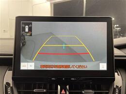 【バックモニター】後ろのカメラの映像がモニターに映し出されるので、後方の見えない死角や、障害物との距離感などもしっかり安全確認することができま