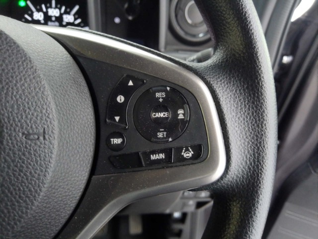 Hondaセンシングの機能のひとつ、アダプティブクルーズコントロール付！アクセルから足を離しても設定したスピードと前車との車間を保ち走行してくれます！車線維持もアシスト☆高速道路で疲労軽減ですね☆