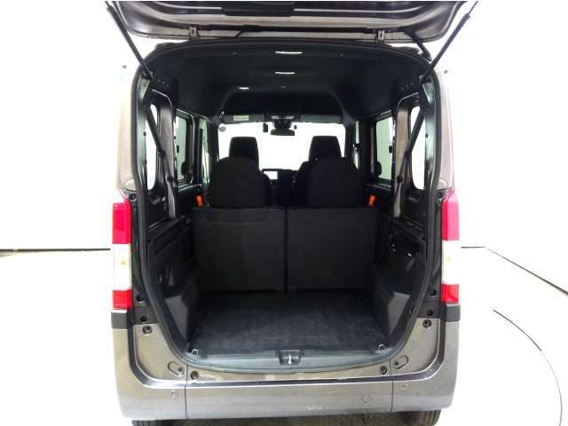 センタータンクレイアウトで燃料タンクは前席の下に！そのぶん荷室の床をとことん低くして、タテに広がる大空間を実現しました。