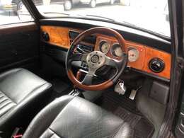 キャビンはウッドパネルでステアリングにもウッドをあしらい、英国調の薫りが漂っています。AT仕様なので、女性や初心者にも運転しやすく、みなさまにお勧めできる一台です。