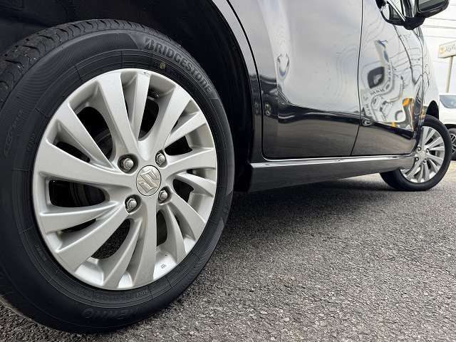 【純正アルミホイール】外観にマッチした純正アルミホイールを装着しております。各種社外アルミホイールや、スタッドレスタイヤも取扱いしております。是非ご相談ください♪