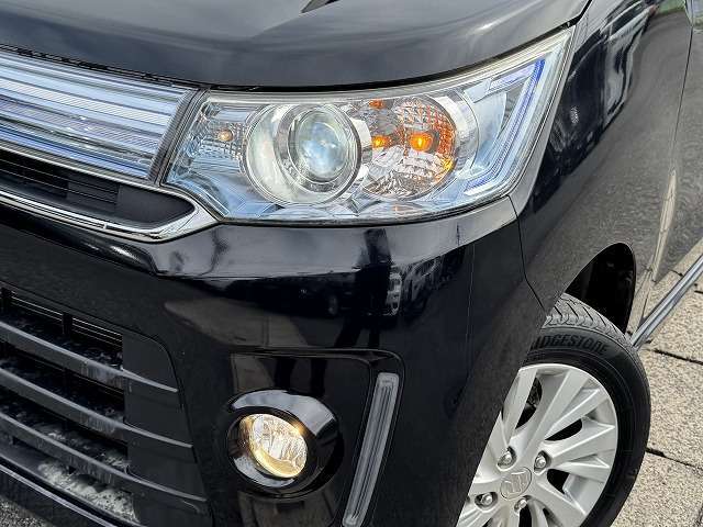 【HIDヘッドライト】非常に明るく前方を照らしてくれるので、悪天候や夜間の走行時も視界良好で安心してお乗りいただけます。【フォグライト】がついており夜間走行の存在感・視界アップ☆