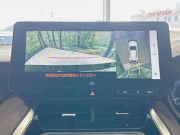 【パノラミックビューモニター】専用のカメラにより、上から見下ろしたような視点で360度クルマの周囲を確認することができます☆縦列駐車や幅寄せ時に活躍してくれます♪