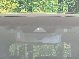 【トヨタセーフティセンス】走行中に前方の車両等を認識し、衝突しそうな時は警報とブレーキで衝突回避と被害軽減をアシスト。より安全にドライブをお楽しみいただけます。