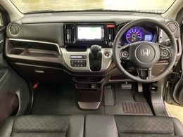 車内は光触媒抗菌消臭施工済です。インパネ周りはスタイリッシュなデザインです。グローブボックスやカップホルダーのほかにトレーなどたくさんの収納スペースが付いています。