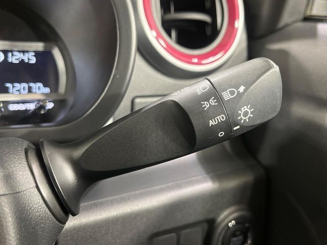 【オートライト】周りの明るさに応じて自動でヘッドライトの点灯・消灯ができる機能です！ライトの付け忘れ・消し忘れなどが無くなり、雨の日や夕方の走行も安心！トンネル通過時も便利ですね♪