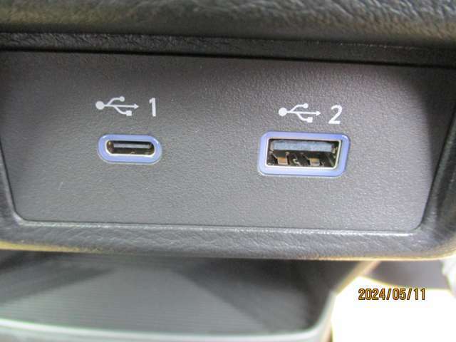 USBソケットが付いて運転中にスマホ等の充電ができます！とても便利です♪
