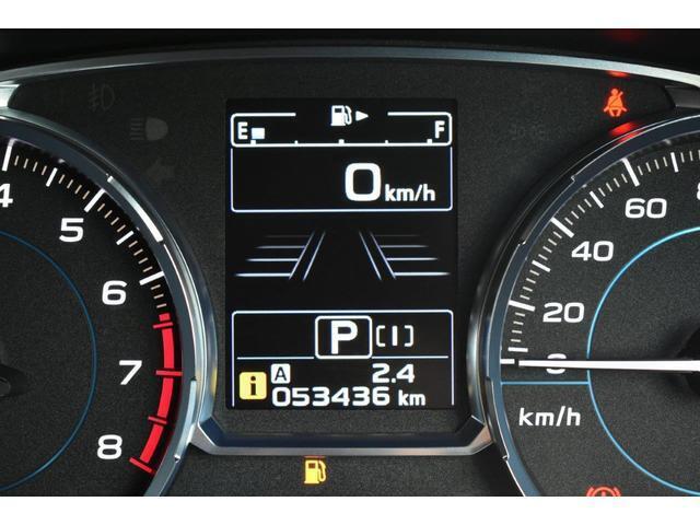 メーター中央にはカラー液晶画面が備えられ、車のインフォメーションを簡単に把握できます。