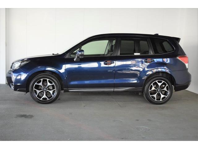 スバルの4WD(AWD)は直進安定性に優れ、日常走行から高速走行まで、さまざまなシーンで安心感に満ちた走りが愉しめます。それは悪路や泥道など左右のタイヤの路面状況が異なるシーンでも変わりません。