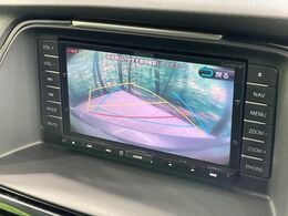 【バックカメラ】駐車時に後方がリアルタイム映像で確認できます。大型商業施設や立体駐車場での駐車時や、夜間のバック時に大活躍！運転スキルに関わらず、今や必須となった装備のひとつです！