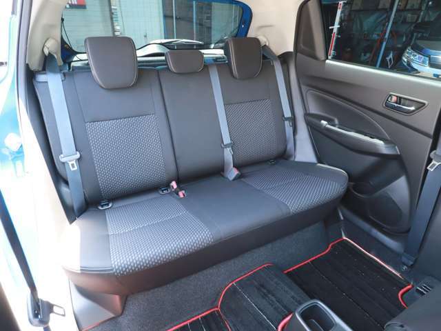リアシート　汚れの目立たないシート色です！　走行少ないのでシートキレイ車内キレイですよ！　禁煙車です！　タバコ臭無し！　オゾン発生器にて除菌・消臭済！