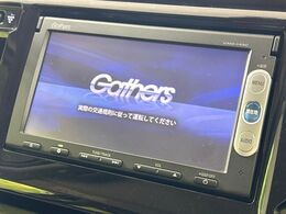 【純正ナビ】人気の純正ナビを装備しております。ナビの使いやすさはもちろん、オーディオ機能も充実！キャンプや旅行はもちろん、通勤や買い物など普段のドライブも楽しくなるはず♪