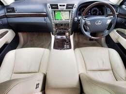 オシャレで広い車内