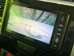 【バックカメラ】駐車時に後方がリアルタイム映像で確認できます。大型商業施設や立体駐車場での駐車時や、夜間のバック時に大活躍！運転スキルに関わらず、今や必須となった装備のひとつです！