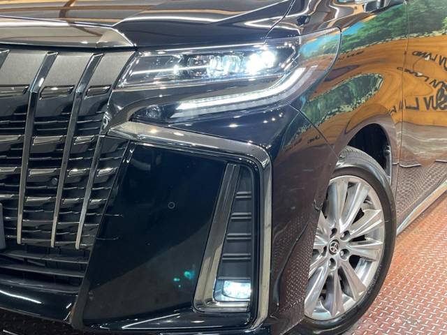 【LEDヘッドライト】悪天候や夜間走行時も良好な視界を確保し安心して運転できる高輝度LEDヘッドライトを装備！点灯速度が早く、消費電力も抑えられています。