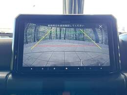 【バックカメラ】駐車時に後方がリアルタイム映像で確認できます。大型商業施設や立体駐車場での駐車時や、夜間のバック時に大活躍！運転スキルに関わらず、今や必須となった装備のひとつです！