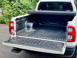 純正ベッドライナー とトノカバーが付いております！！