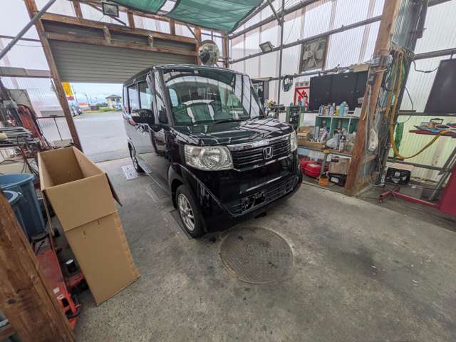 基本的には現状販売になりますので保証やアフターフォローは無しの金額です。現車確認や試乗可能です。中古車の消耗品は保証はありません。納車後の整備は別途料金が必要になります。保証は別料金で付けれます。