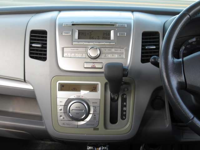 純正CD♪オートエアコンですので車内の温度を一定に保て快適です♪