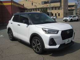 色は人気のパールホワイト/ブラックです！