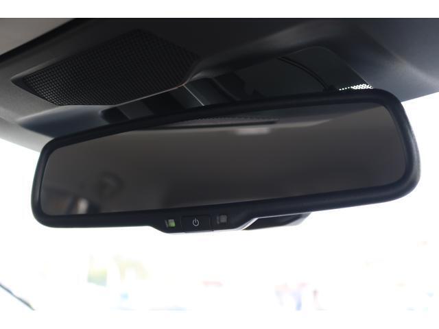自動防眩ルームミラーは周囲の光や後続車のライトの眩しさを自動的に軽減します。