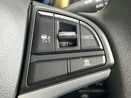 【クルーズコントロール】高速道路もラクラク走行。アクセルを離しても一定速度で走行ができ、長距離運転時の負担を軽減！加速・減速も簡単なスイッチ操作で調整できます。