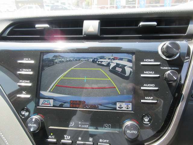 バックカメラで駐車も安心です♪