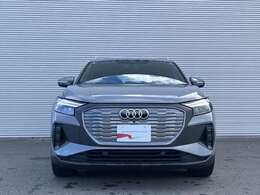 日本人デザイナーの発案によって2005年から採用されている、「シングルフレームグリル」。ひと目でAudiとわかる象徴的なデザインはAudiのブランドイメージを確立しています。